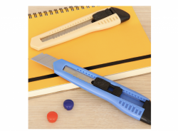 DELI 2003 膠柄大介刀